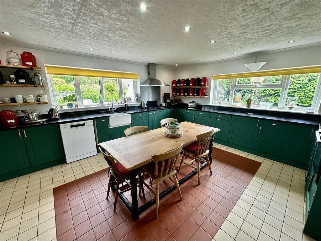 Kitchen dining room