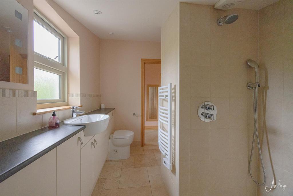 Detached Cottage   Bathroom