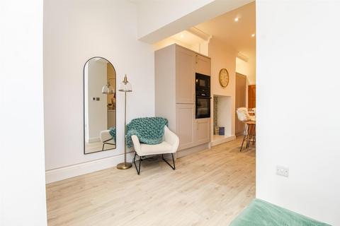 27 First Avenue, Wakefield, WF1 2HS