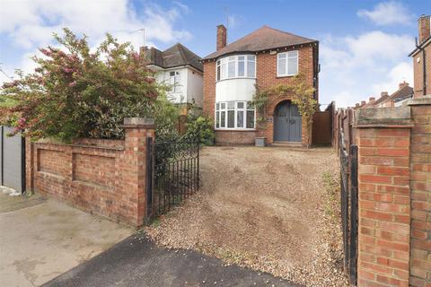 3 bedroom detached house for sale, Wellingborough Road, Rushden NN10