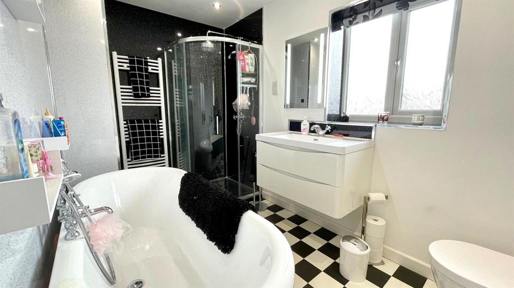 En suite 4 piece bathroom