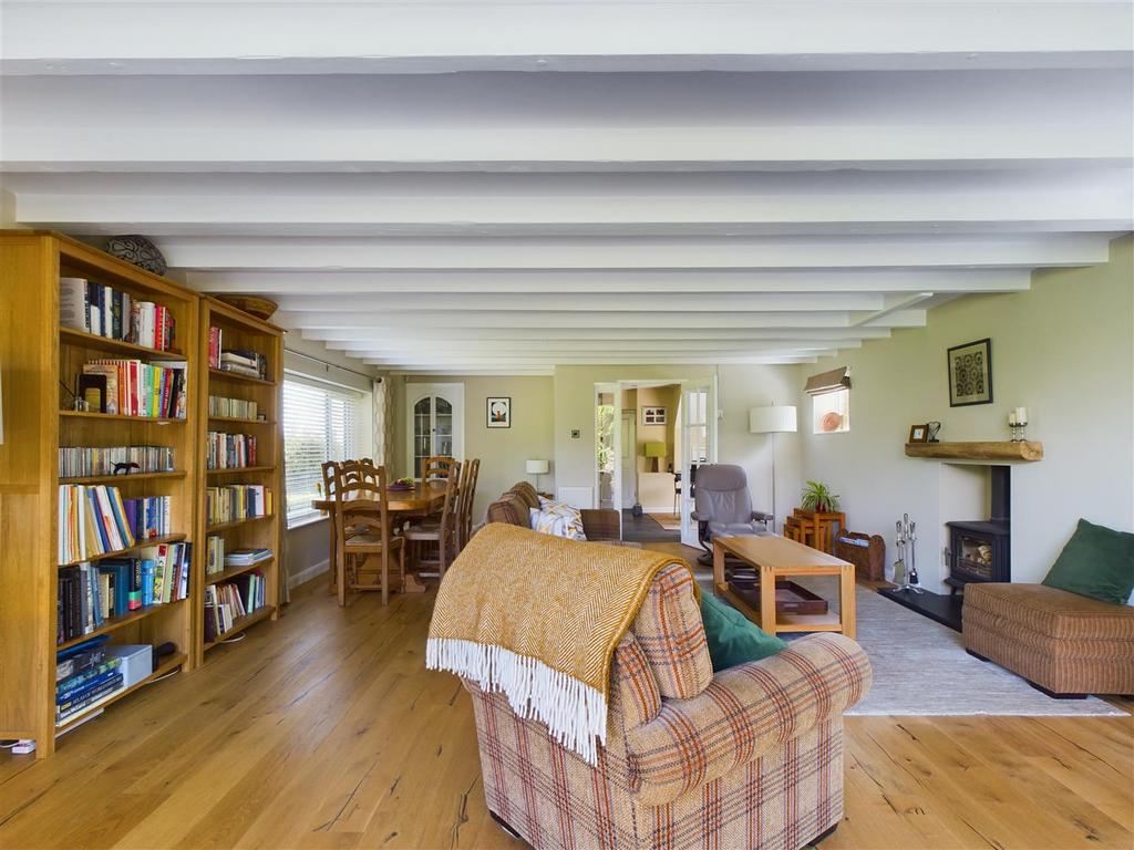 Sitting room/dining room