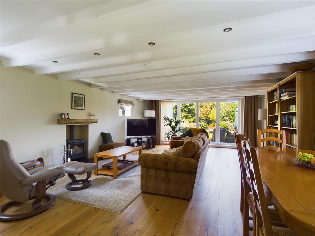 Sitting room/dining room