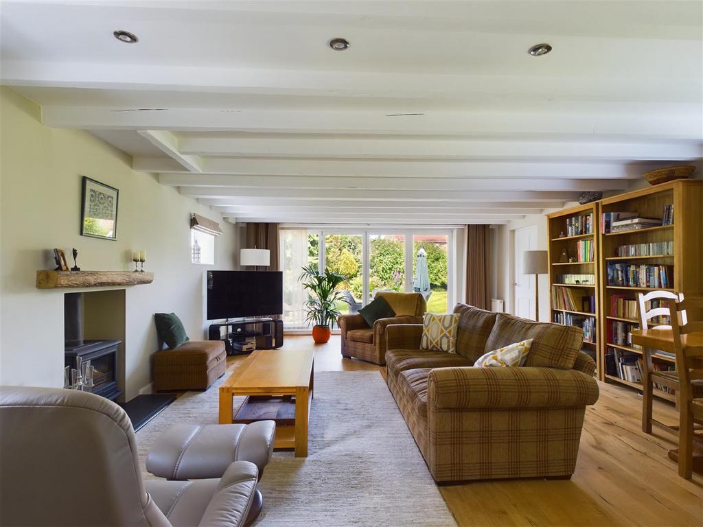 Sitting room/dining room