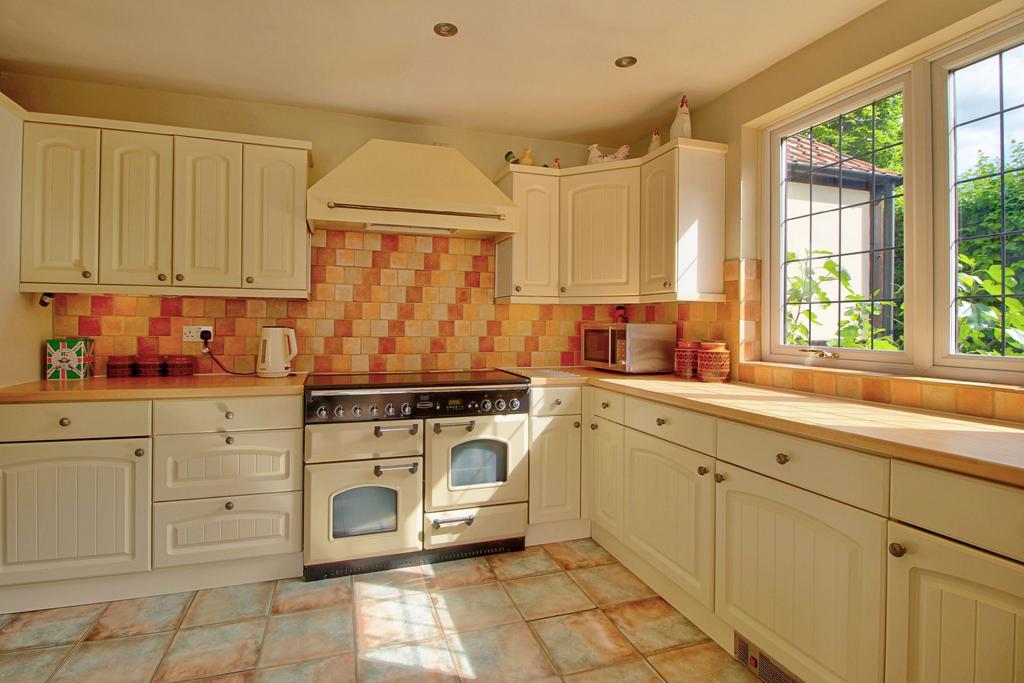 Large kitchen with breakfast room