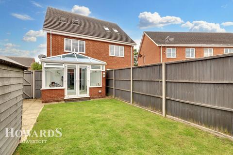 3 bedroom semi-detached house for sale, Pinebanks, Lowestoft