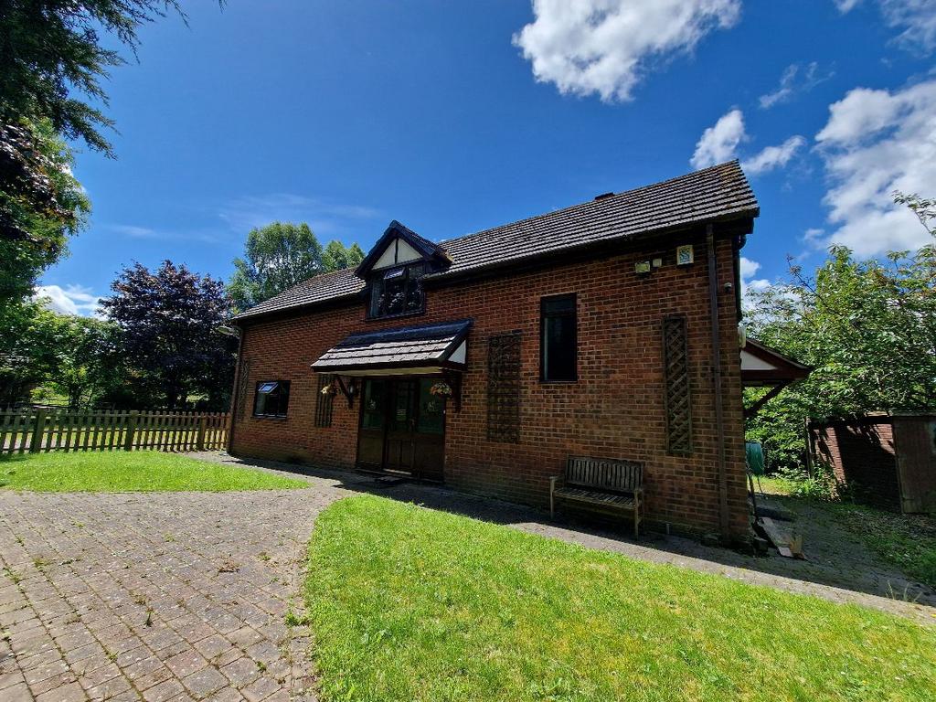 Codsall Road, Wolverhampton WV6 3 bed detached house to rent £1,495