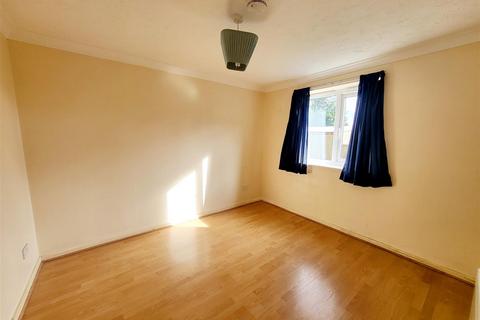 2 bedroom maisonette to rent, Brickfield View, strood