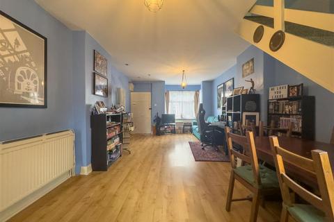 2 bedroom end of terrace house for sale, Dore Avenue, Manor Park, E12 6JU