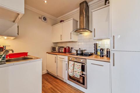 2 bedroom flat for sale, Station Road, Westcliff-on-Sea SS0