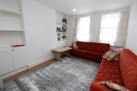 3 bedroom apartment to rent, Southend Lane, London, SE6