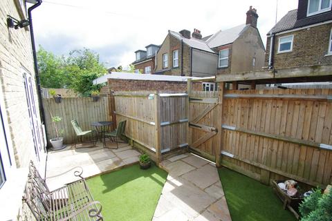 2 bedroom detached house to rent, Holywell Road, Watford, WD18