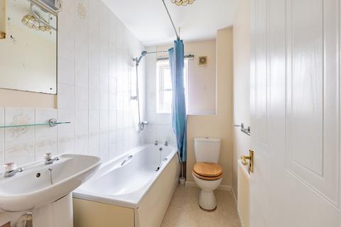 24 Lancaster Place, Carterton, OX18 3ET