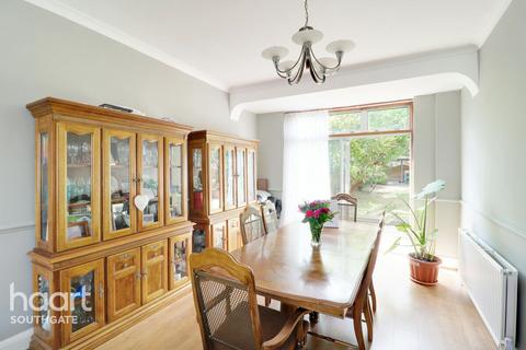 16 Halstead Road, Winchmore Hill, London, N21 3EH