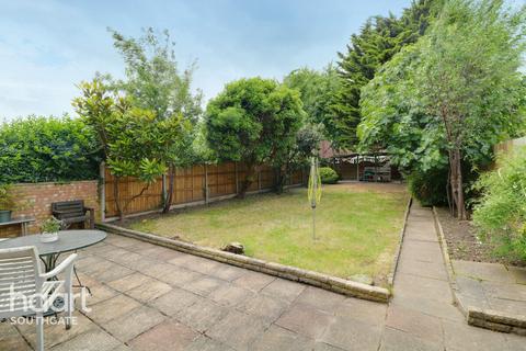16 Halstead Road, Winchmore Hill, London, N21 3EH