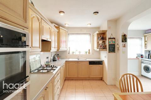 16 Halstead Road, Winchmore Hill, London, N21 3EH
