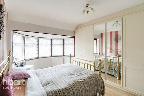 16 Halstead Road, Winchmore Hill, London, N21 3EH