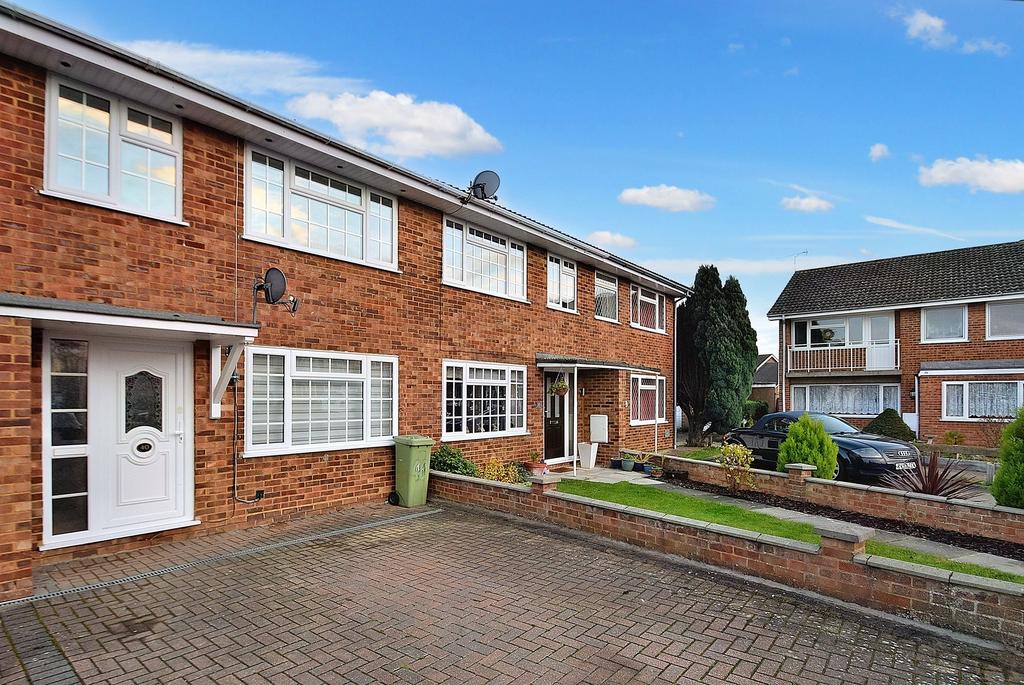 Glenwoods, Newport Pagnell MK16 3 bed terraced house for sale £325,000