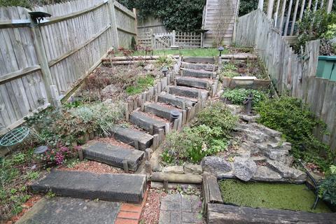 2 bedroom terraced house to rent, Fox Road, Haslemere