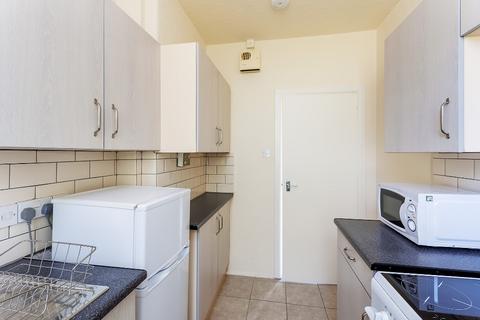 2 bedroom flat to rent, Piershill Square West, Edinburgh EH8