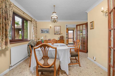 4 bedroom detached house for sale, Cedar Close, Leicester LE8