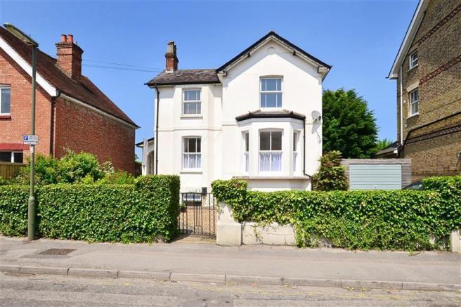 Spacious Two Bedroom Flat near Dorking Station