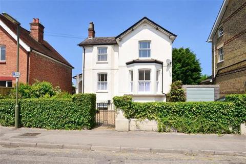2 bedroom flat to rent, Lincoln Road, Dorking , RH4