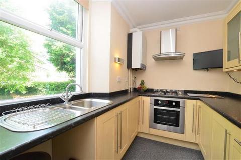 2 bedroom flat to rent, Lincoln Road, Dorking , RH4