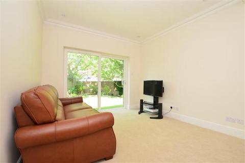 2 bedroom flat to rent, Lincoln Road, Dorking , RH4