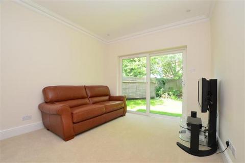 2 bedroom flat to rent, Lincoln Road, Dorking , RH4