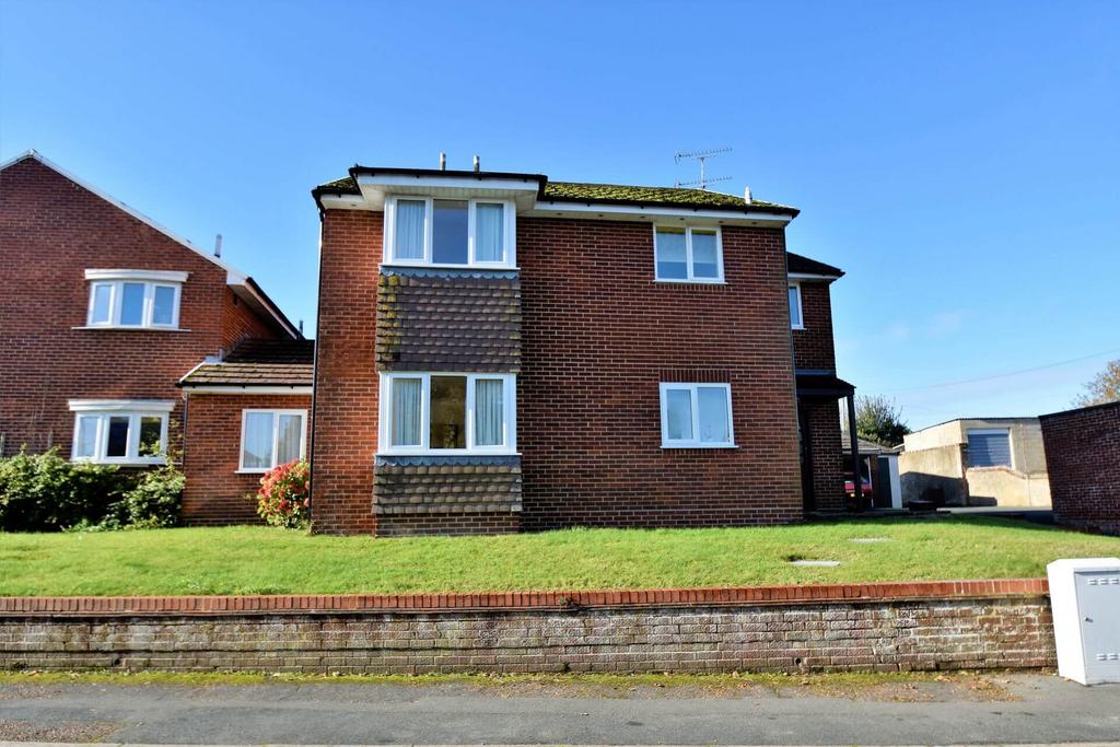 Carisbrooke High Street, Newport PO30 2 bed flat to rent £750 pcm (£