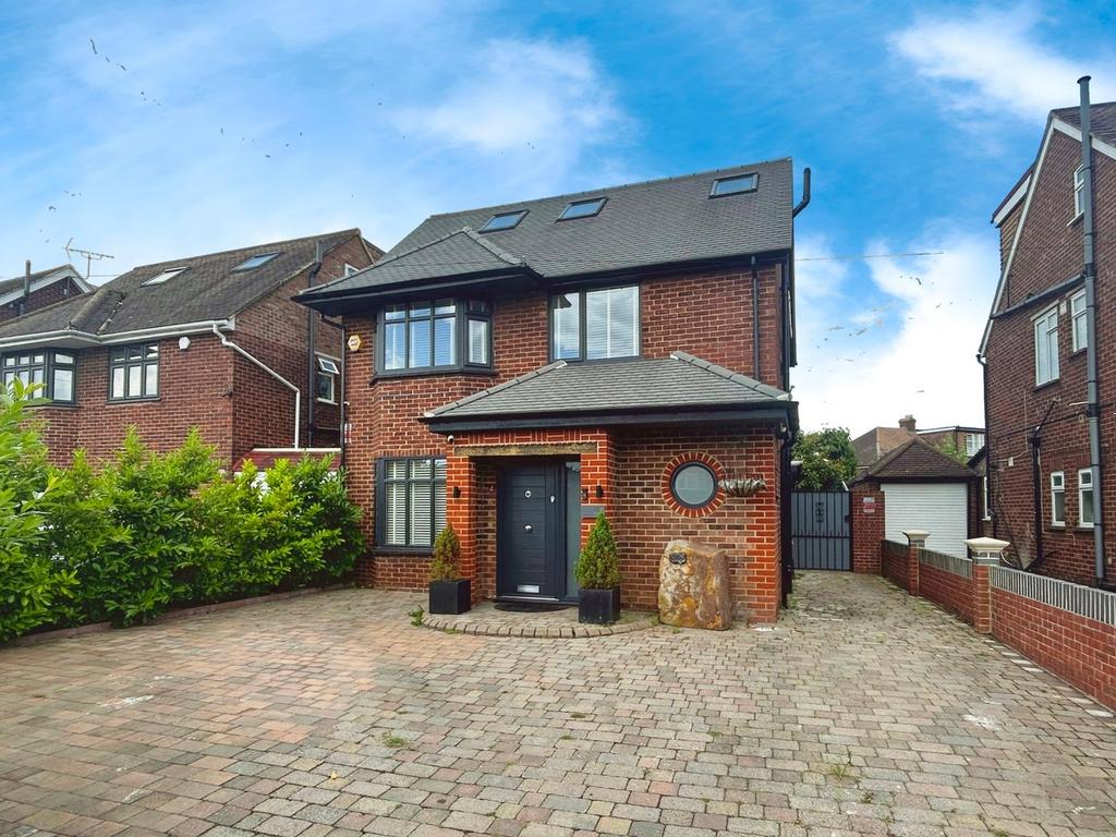 Upton Court Road, Langley SL3 4 bed detached house £3,000 pcm (£692 pw)