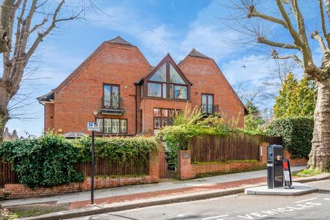 4 bedroom flat to rent, Ferncroft Avenue, London, NW3