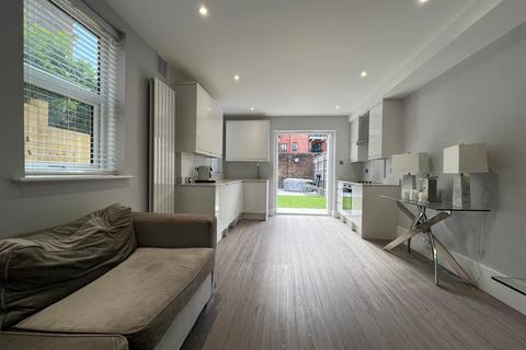 2 bedroom flat to rent, Queens Road, Bromley, BR1
