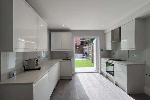 2 bedroom flat to rent, Queens Road, Bromley, BR1