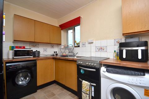2 bedroom flat to rent, Redesdale Gardens, Leeds LS16