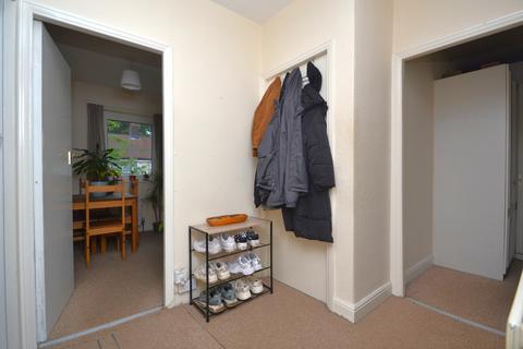 2 bedroom flat to rent, Redesdale Gardens, Leeds LS16