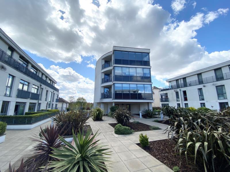 Guildford Street, Chertsey KT16 2 bed apartment to rent £1,600 pcm (£