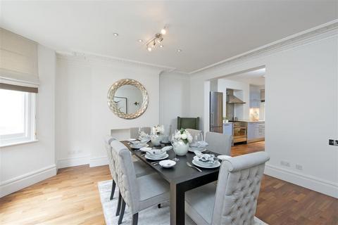 5 bedroom terraced house to rent, Redburn Street, SW3