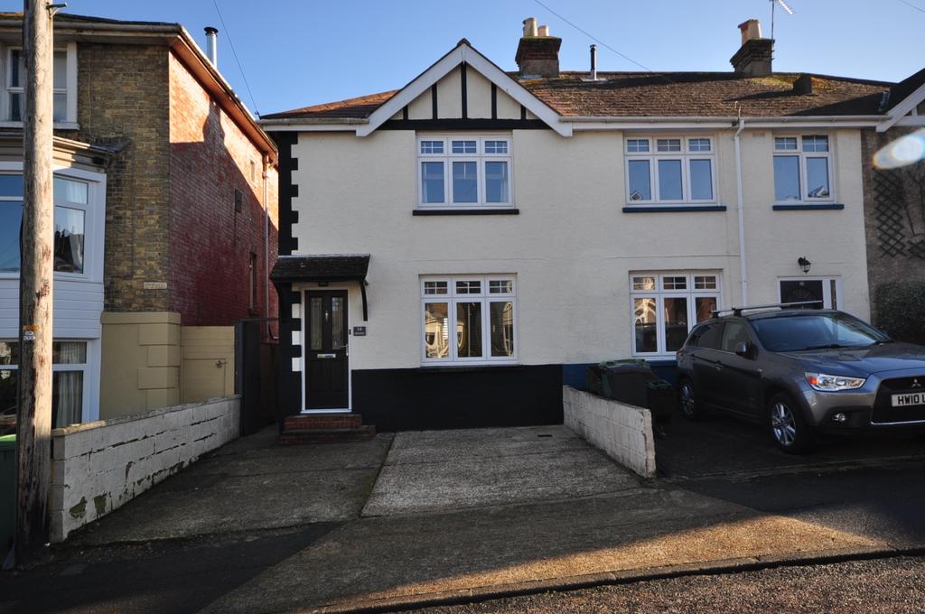 Bellevue Road Cowes PO31 2 bed semidetached house £1,050 pcm (£242 pw)