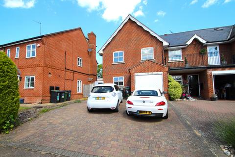 2 bedroom semi-detached house to rent, Fallow Fields, Loughton