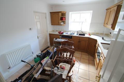 2 bedroom semi-detached house to rent, Fallow Fields, Loughton