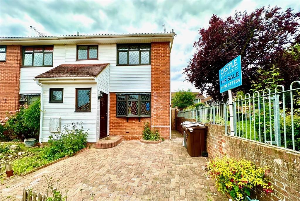 Brent Avenue, South Woodham Ferrers... 3 bed semidetached house to