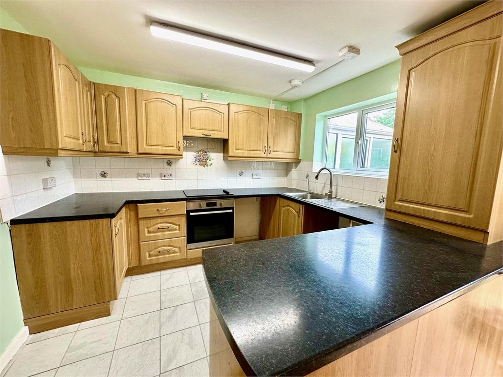 Brent Avenue, South Woodham Ferrers... 3 bed semidetached house to