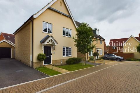 4 bedroom detached house for sale, Saxifrage Close, Tharston