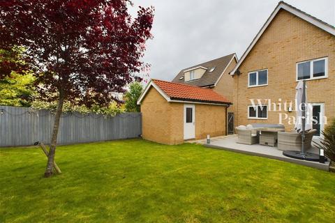 4 bedroom detached house for sale, Saxifrage Close, Tharston