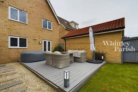 4 bedroom detached house for sale, Saxifrage Close, Tharston