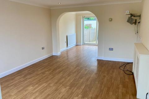 3 bedroom terraced house to rent, Station Road, Horsham