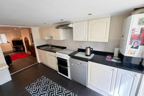 3 bedroom end of terrace house for sale, Spark Street, Huddersfield HD3