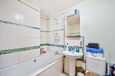 1 bedroom flat for sale, Ivybridge Close, Twickenham, TW1